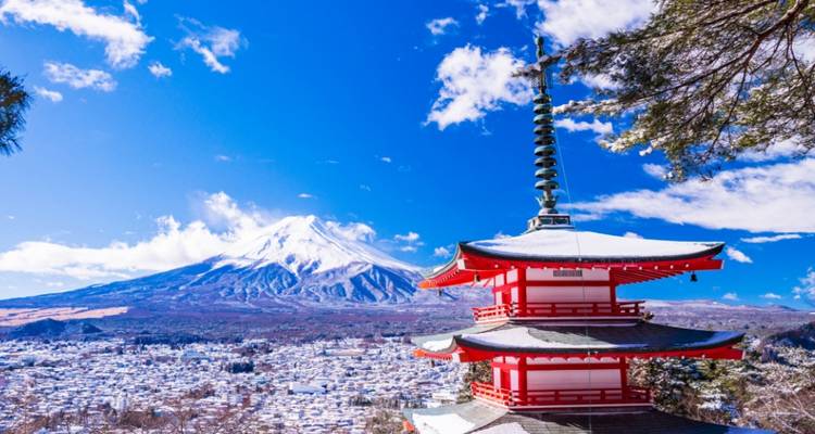 Una hermosa vista del Monte Fuji con una pagoda japonesa tradicional en primer plano.