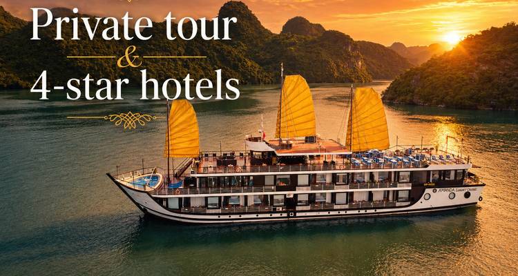 Barco de crucero de lujo con velas doradas se desliza por las aguas esmeralda de la Bahía de Ha Long bajo el atardecer con superposición de texto promocional.