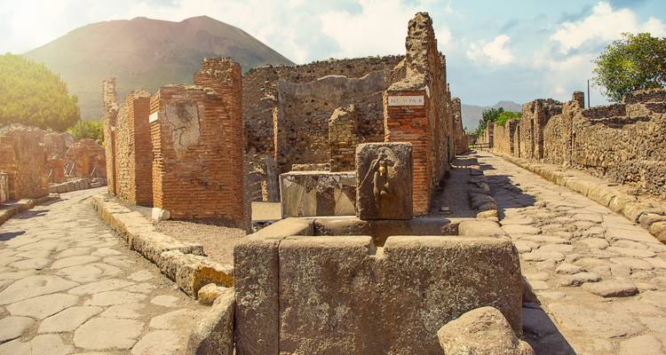 Oude ruïnes met de Vesuvius op de achtergrond.