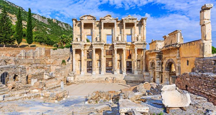 Façade imposante de la bibliothèque de Celsus sous un ciel bleu éclatant avec des ruines environnantes
