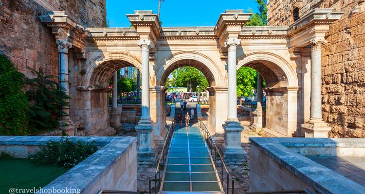 Hadrianus' Poort, een drievoudig gewelfd Romeins monument, staat gerestaureerd te midden van Antalya's oude stadsmuren.