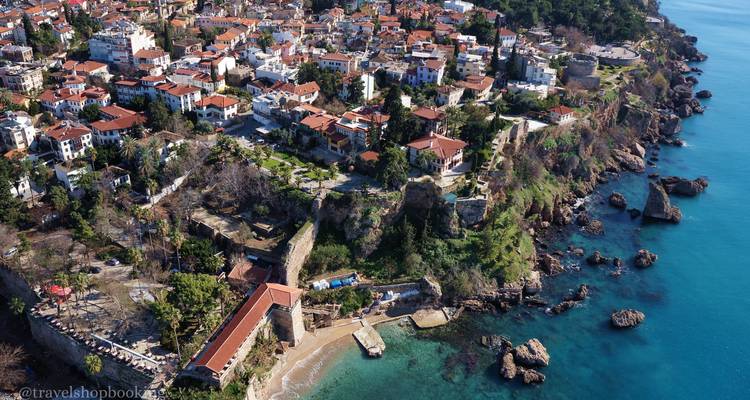 Luchtfoto van Antalya's oude stad op de kliffen, omgeven door heldere Middellandse Zee wateren.