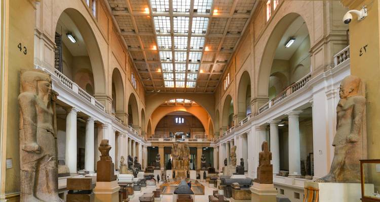 Haupthalle eines Museums mit antiken Statuen und Artefakten.