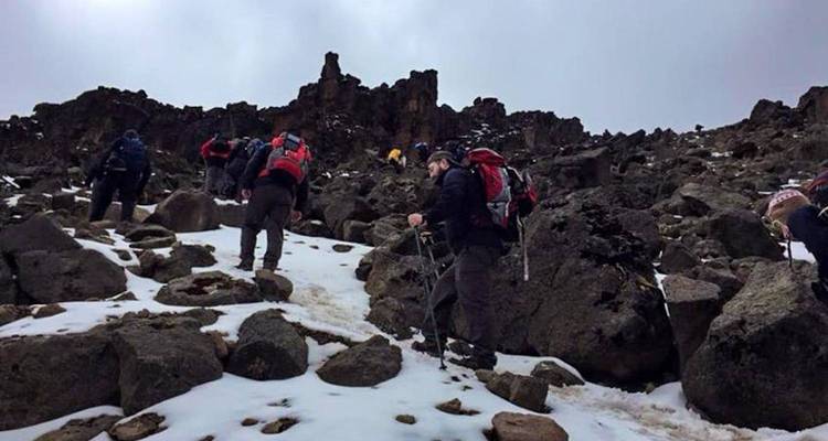 Trek autour du Mont Kenya en empruntant les itinéraires de Sirimon Chogoria - 5 jours - Pure African Expeditions 1