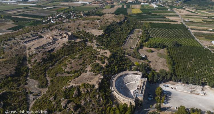 Vista de dron de un anfiteatro romano y tierras de cultivo y huertos circundantes.