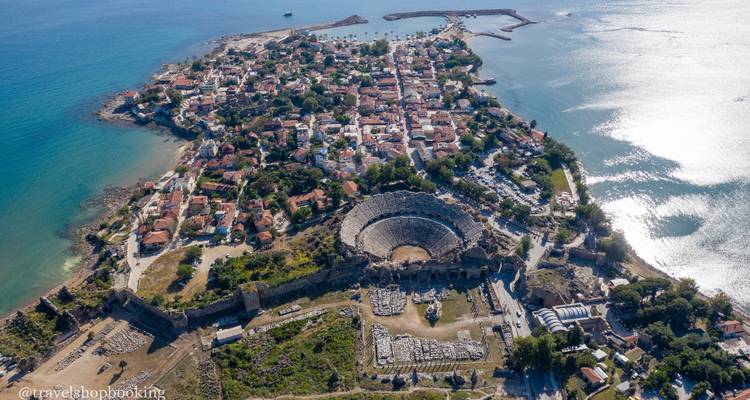 Vista aérea costera de las ruinas de Side incluyendo un anfiteatro romano y la ciudad peninsular.