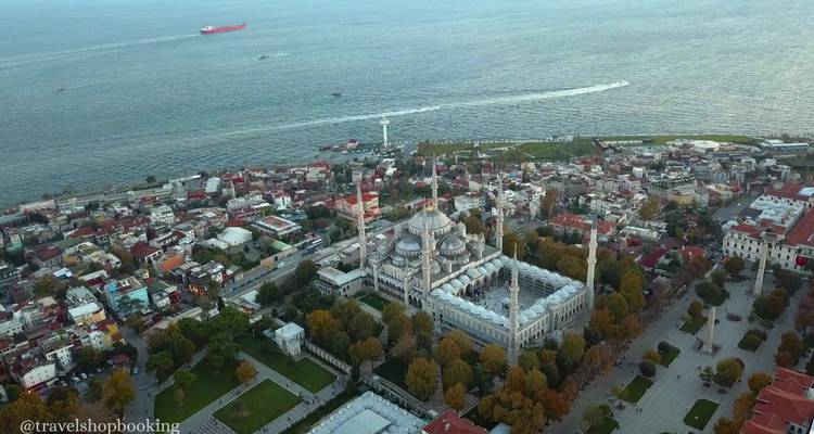 Luftaufnahme der Blauen Moschee, umgeben vom historischen Stadtteil Sultanahmet und der Bosporus-Küstenlinie.