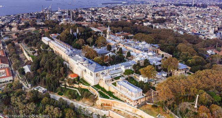 Drohnenaufnahme des Topkapi-Palast-Komplexes und der Halbinsel der Altstadt Istanbuls am Meer.