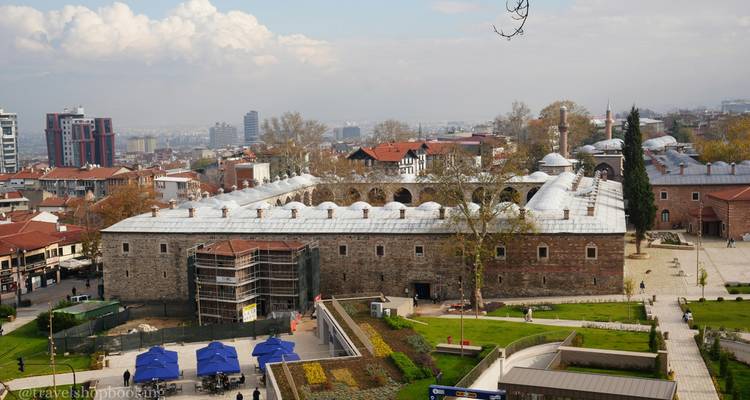 Außenansicht der historischen Großen Moschee von Bursa mit ihren mehreren Bleikuppeln von oben gesehen.