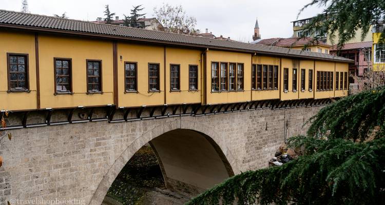 Historische Irgandı-Brücke mit Holzfenstern, die eine trockene Schlucht in Bursa überspannt.