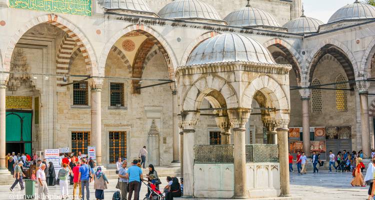 Innenhof der Blauen Moschee voller Besucher unter großen Bögen und Kuppeln