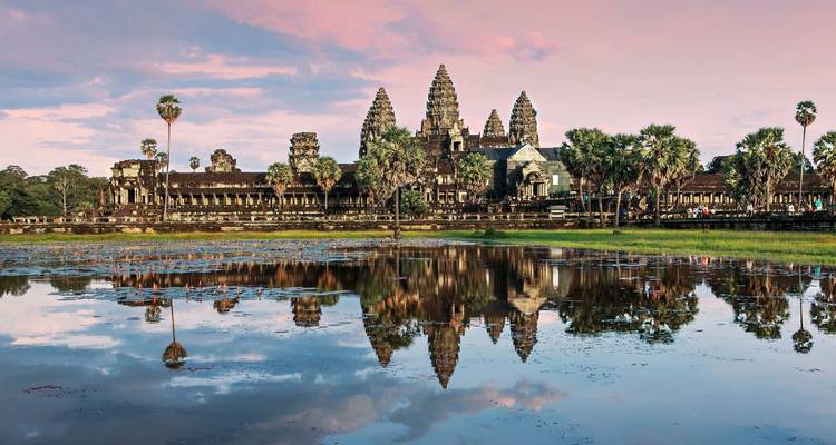 Angkor Vat se reflétant dans un étang au coucher du soleil.