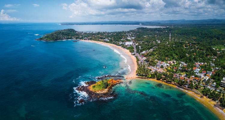 Vue de drone de la baie de Mirissa avec des plages de sable et des eaux claires