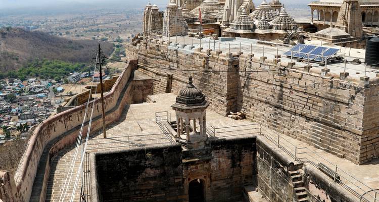 Festung mit zahlreichen verzierten Tempeln von einem hohen Aussichtspunkt aus betrachtet.