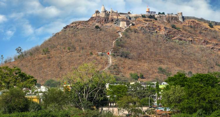 Bergfestung mit einer steilen Treppe, die den Hügel hinaufführt.