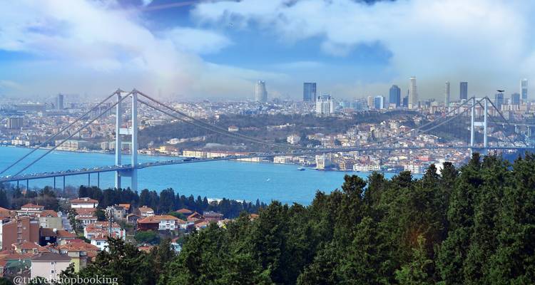 Panoramablick auf die Skyline von Istanbul mit der Bosporus-Brücke über dem Wasser