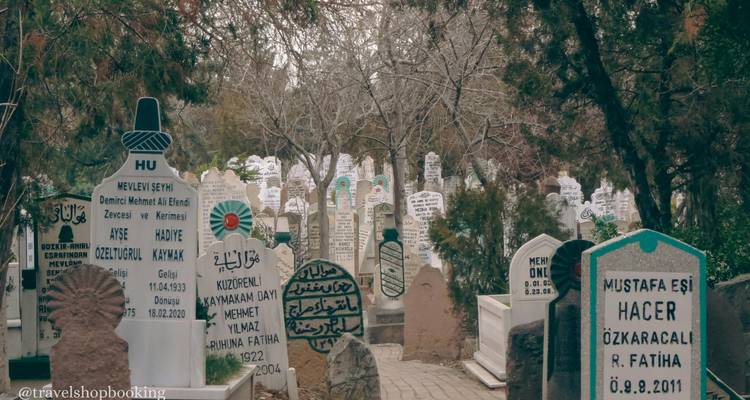 Historischer muslimischer Friedhof mit kunstvollen Grabsteinen zwischen blattlosen Bäumen
