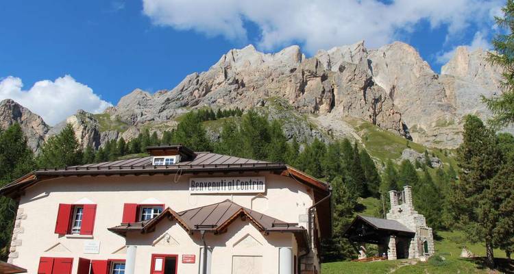 Bâtiment alpin traditionnel avec un arrière-plan de montagnes.