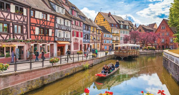 Charmante mittelalterliche Stadt mit bunten Fachwerkhäusern entlang eines Kanals.