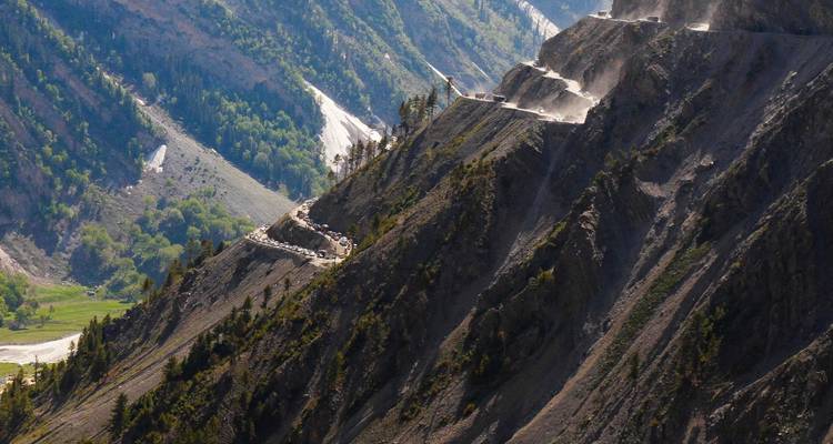 Kronkelende weg door de bergen met steile kliffen.