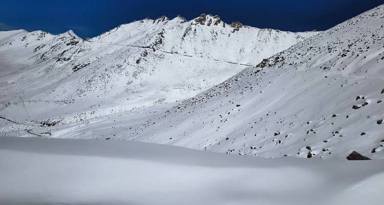 Vue rapprochée d'une crête enneigée immaculée contre un ciel bleu profond