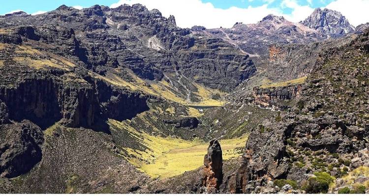 Felsige Schluchtlandschaft mit klarem Himmel.