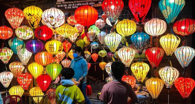 Bunter Laternenladen mit stöbernden Menschen.