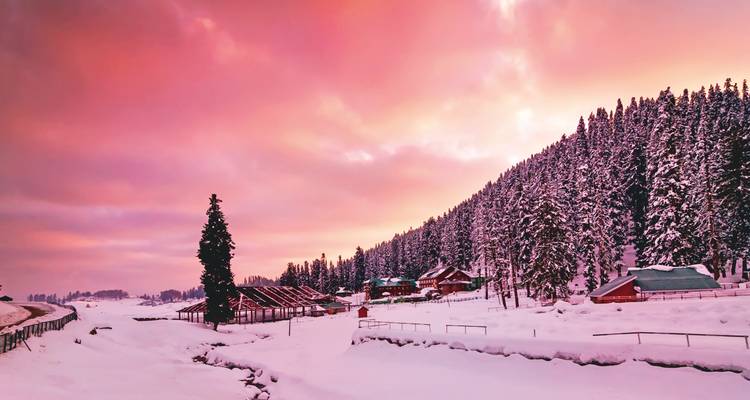 Paysage enneigé avec un ciel coloré spectaculaire.