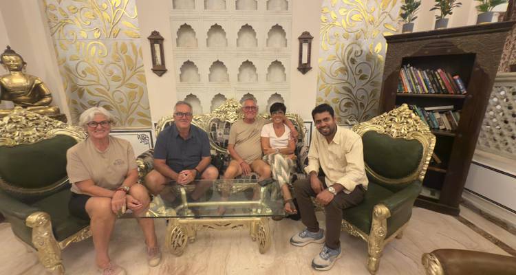 Groep mensen zittend in een decoratieve traditionele loungeruimte.