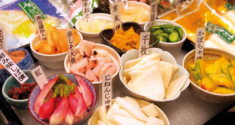 Sortiment japanischer eingelegter Gemüse auf einem Tisch ausgestellt.