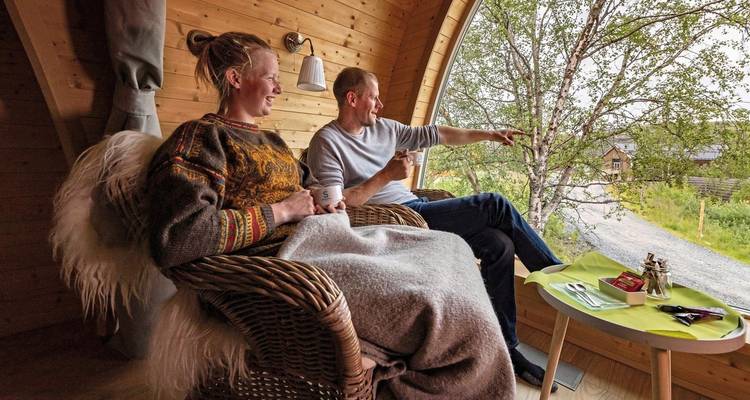 Couple se détendant dans un espace intérieur confortable en regardant la nature.