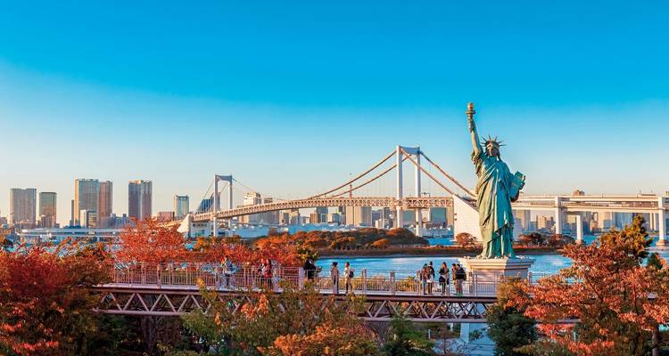 Horizon urbain avec petite Statue de la Liberté et pont.
