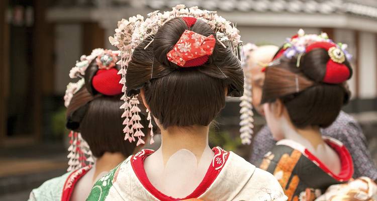 Femmes vêtues de kimonos traditionnels arborant des coiffures complexes.
