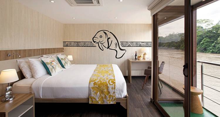 Una habitación de cabaña bien decorada con vista al río.