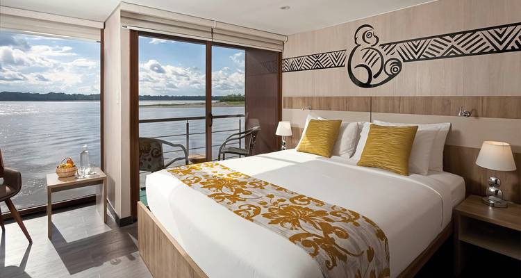 Una cabaña con una cama cómoda y vista al río.