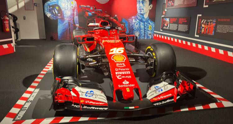 Voiture de course exposée dans un musée.
