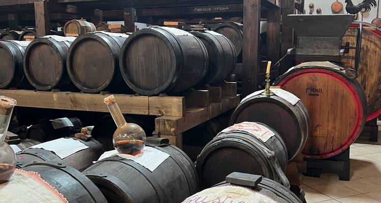 Barils de vinaigre balsamique dans une salle de stockage.
