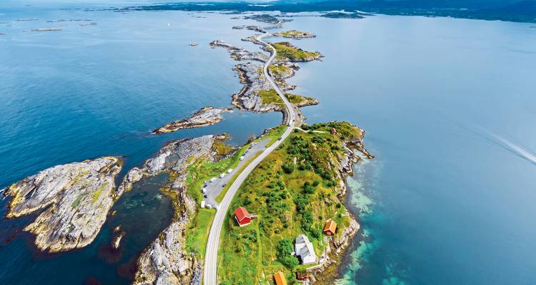 Küstenstraße mit kleinen Inseln und türkisfarbenem Wasser.
