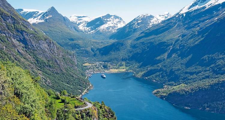 Fjord mit Bergen und einem Kreuzfahrtschiff.
