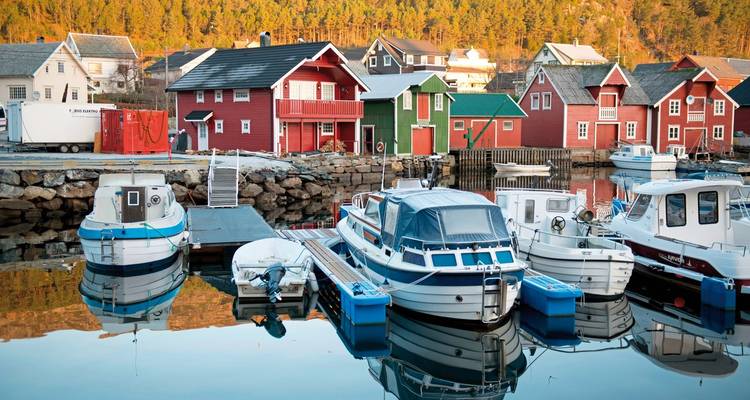 Bunte Häuser und Boote in einem Hafen.