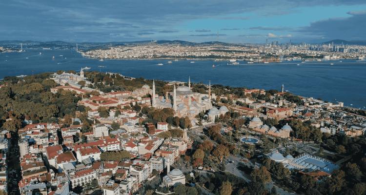 Luftpanorama der historischen Halbinsel Istanbuls, umgeben von tiefblauem Wasser und übersät mit berühmten Kuppeln und Minaretten.