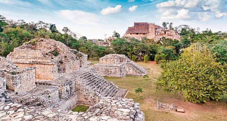 Antike Maya-Ruinen in einer Waldlandschaft.