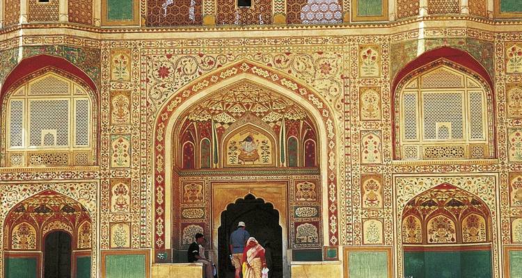 Nahaufnahme eines reich verzierten Palasteingangs.