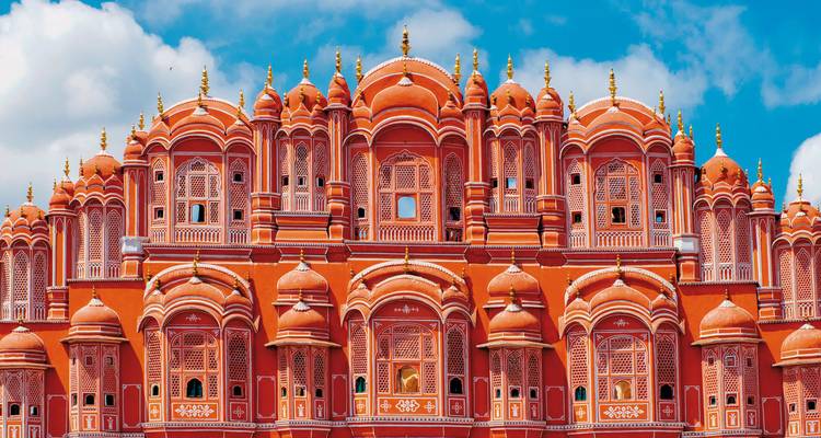 Hawa Mahal mit seiner ikonischen roten Fassade unter blauem Himmel.