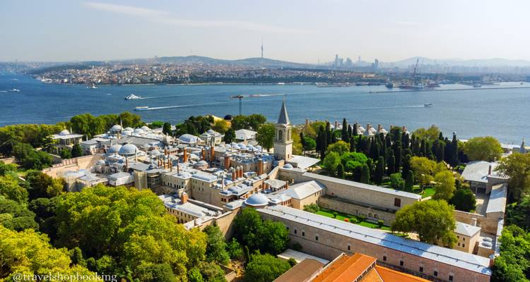 Doppelte Luftaufnahme des Topkapi-Palastes und des Bosporus, die üppige Gärten und historische Gebäude zeigt.