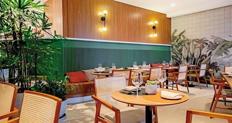 Stilvolles Restaurant-Interieur mit Holzmöbeln.