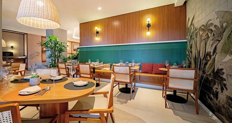 Restaurant mit moderner Einrichtung und Esstischen.