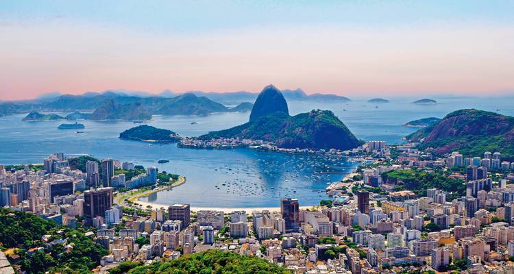 Panoramablick auf Rio de Janeiro mit dem Zuckerhut.