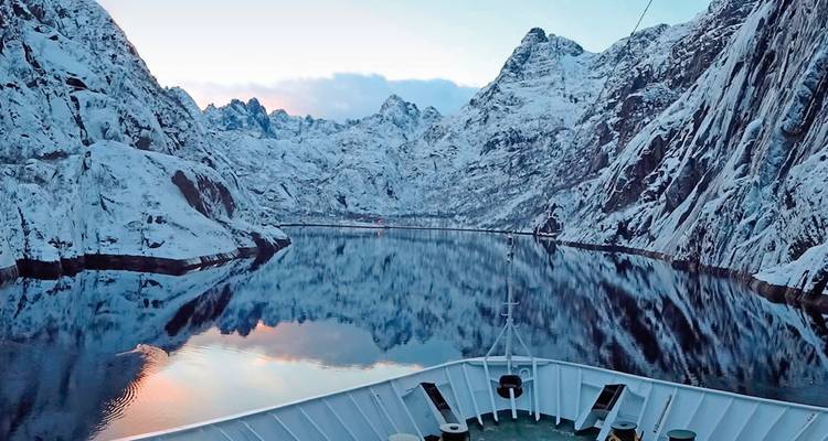 Majestueuses montagnes enneigées reflétées dans l'eau immobile.