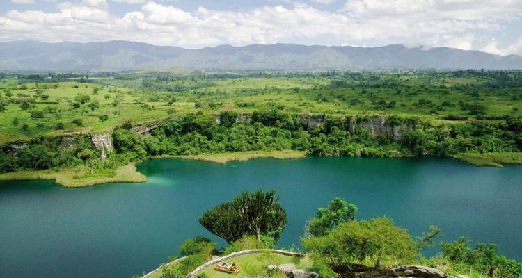 Luchtfoto van een weelderig landschap met een reflecterend meer.